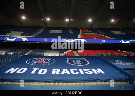 Vue générale d'un drapeau antiracisme à l'intérieur du stade avant le match de football du groupe H de la Ligue des champions de l'UEFA entre Paris Saint-Germain (PSG) et Istanbul Basaksehir à Paris, France, 08 décembre 2020.photo de David Niviere/ABACAPRESS.COMRésolution : Banque D'Images