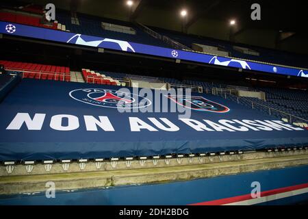 Vue générale d'un drapeau antiracisme à l'intérieur du stade avant le match de football du groupe H de la Ligue des champions de l'UEFA entre Paris Saint-Germain (PSG) et Istanbul Basaksehir à Paris, France, 08 décembre 2020.photo de David Niviere/ABACAPRESS.COMRésolution : Banque D'Images