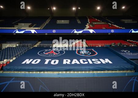 Vue générale d'un drapeau antiracisme à l'intérieur du stade avant le match de football du groupe H de la Ligue des champions de l'UEFA entre Paris Saint-Germain (PSG) et Istanbul Basaksehir à Paris, France, 08 décembre 2020.photo de David Niviere/ABACAPRESS.COMRésolution : Banque D'Images