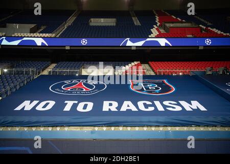 Vue générale d'un drapeau antiracisme à l'intérieur du stade avant le match de football du groupe H de la Ligue des champions de l'UEFA entre Paris Saint-Germain (PSG) et Istanbul Basaksehir à Paris, France, 08 décembre 2020.photo de David Niviere/ABACAPRESS.COMRésolution : Banque D'Images