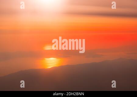 Coucher de soleil aérien, lever de soleil sur la mer, Athènes, Grèce Banque D'Images