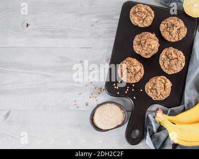 Muffins à la banane avec farine de sarrasin et graines de pavot Banque D'Images