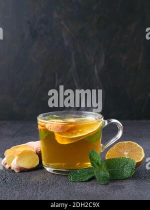 Tisane au gingembre, à la menthe et au citron Banque D'Images