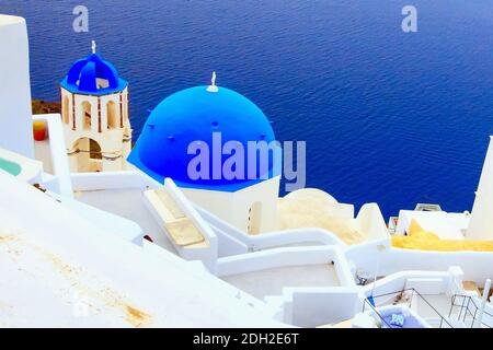 Dômes de mer et d'église, Santorin, Grèce Banque D'Images