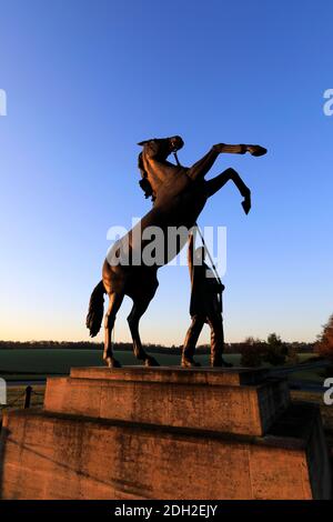 Lever de soleil au-dessus de la statue de étalon de Newmarket par Marcia Astor et Allan Sly, à l'hippodrome de Newmarket, Suffolk, Angleterre, Royaume-Uni Banque D'Images