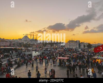 27 octobre 2019. Place Eminonu au coucher du soleil, Istanbul, en Turquie. Les gens se reposent et socialisent sur une place près du pont de Galata, shopp Banque D'Images