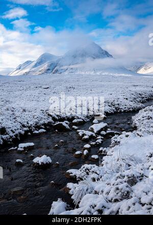 Vue d'hiver de la montagne Buachille Etive Mor et de la rivière Coupall à Glen COE, Écosse, Royaume-Uni Banque D'Images