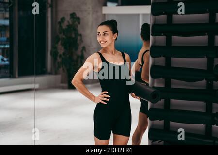 Belle fille d'entraînement dans la salle de gym. Danseuse russe classique qui se stretching et pose de yoga Banque D'Images