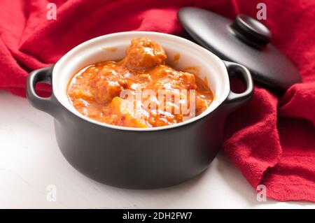 boulettes de viande aigres et sucrées avec des morceaux d'ananas sur du riz blanc Banque D'Images