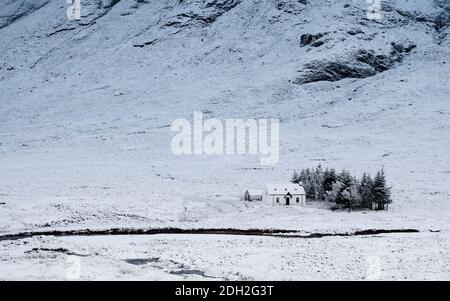 Scène de neige d'hiver de chalet au pied de la montagne Buachille Etive Mor près de Glen COE en Écosse, Royaume-Uni Banque D'Images