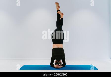 Belle fille d'entraînement dans la salle de gym. Danseuse russe classique qui se stretching et pose de yoga Banque D'Images