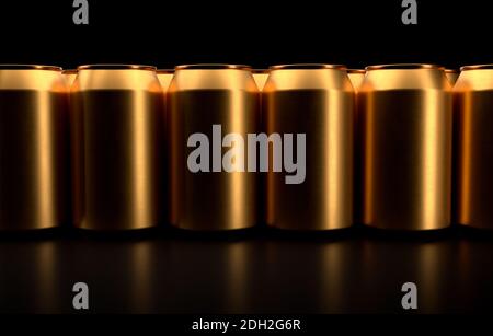 Groupe de canettes de boissons énergétiques en aluminium doré dans une vue de rangée Banque D'Images