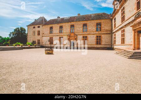 19 juillet 2017. Village Cormatin France région bordeaux en été. Musée ancien château, forteresse de CH teau de Cormatin dans la lande ensoleillée Banque D'Images