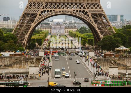 Paris, France 24 juillet 2017 : Tour Eiffel gros plan sur une route avec des voitures et des bus en provenance d'un transporteur, passage sous un ar Banque D'Images