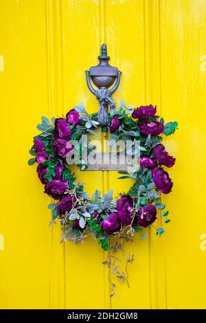 Détail de la couronne de Noël traditionnelle sur la porte d'entrée de la maison à New Town of Edinburgh, Écosse, Royaume-Uni Banque D'Images