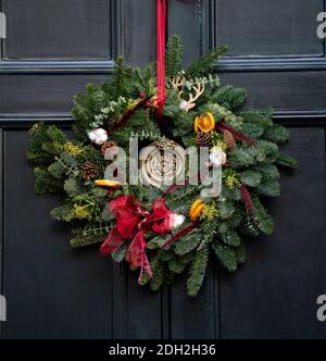 Détail de la couronne de Noël traditionnelle sur la porte d'entrée de la maison à New Town of Edinburgh, Écosse, Royaume-Uni Banque D'Images