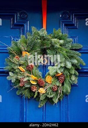 Détail de la couronne de Noël traditionnelle sur la porte d'entrée de la maison à New Town of Edinburgh, Écosse, Royaume-Uni Banque D'Images