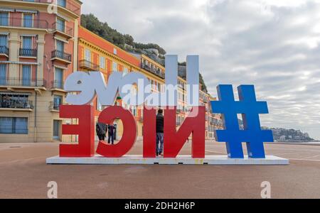 Nice, France - 31 janvier 2018: Lettres en arrière hashtag signe I Love Nice, France. Banque D'Images