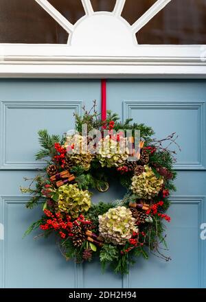 Détail de la couronne de Noël traditionnelle sur la porte d'entrée de la maison à New Town of Edinburgh, Écosse, Royaume-Uni Banque D'Images