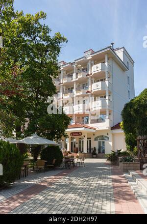 Russie, Crimée, Feodosia 18 septembre 2020 - Cour et bâtiment de l'hôtel Scarlet Sails dans la station balnéaire Banque D'Images