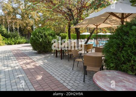 Russie, Crimée, Feodosia 18 septembre, 2020-café tables sur le territoire de l'hôtel Scarlet Sails dans la station balnéaire Banque D'Images