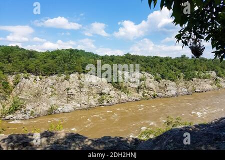 Le fleuve Potomac enflé par de fortes pluies, le long des falaises rocheuses de Great Falls, en Virginie, aux États-Unis Banque D'Images