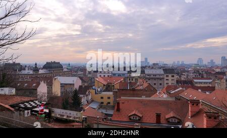 Zagreb, Croatie-28 décembre 2019 : magnifique coucher de soleil d'hiver avec des nuages colorés au-dessus des toits rouges de la ville de Zagreb, photographié depuis la passerelle de Strossmayer Banque D'Images