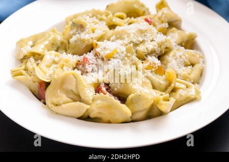 tortellini farci au fromage dans une tomate crémeuse et au parmesan sauce au fromage Banque D'Images