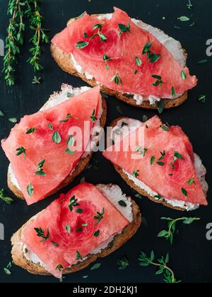 Toasts à la pastèque, au fromage doux et au thym Banque D'Images