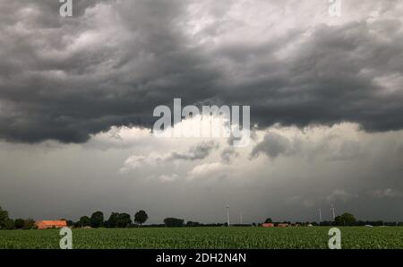 L'arrivée d'une grande tempête, tempête ou ouragan sur le paysage de campagne. Banque D'Images