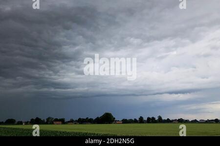 L'arrivée d'une grande tempête, tempête ou ouragan sur le paysage de campagne. Banque D'Images