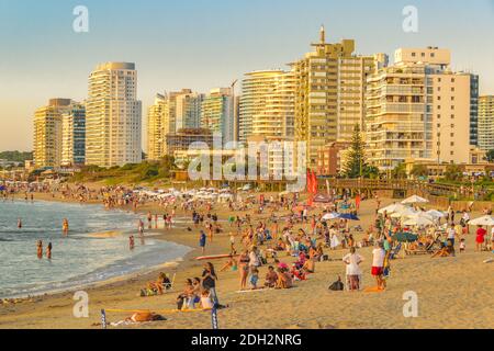 Plage de Mansa surpeuplée, Punta del Este, Uruguay Banque D'Images