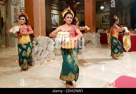 UBUD, BALI, INDONÉSIE - 11 MAI 2017 : des danseurs en costumes traditionnels balinais exécutent la danse de l'histoire hindoue de Ramayana avec des positions de main codifiées et Banque D'Images