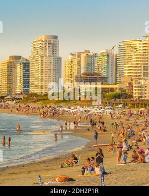 Plage de Mansa surpeuplée, Punta del Este, Uruguay Banque D'Images