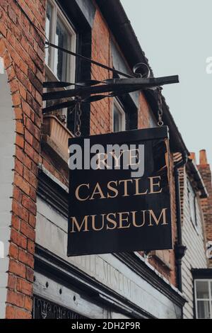 Seigle, Royaume-Uni - 10 octobre 2020 : panneau extérieur du musée du château de Rye, l'une des villes médiévales les mieux préservées de East Sussex, Angleterre. Banque D'Images