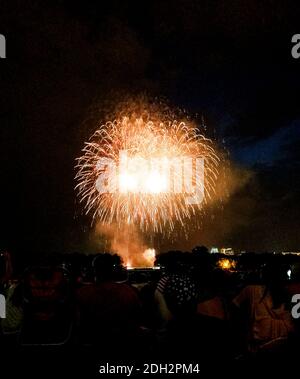 WASHINGTON, DC - 4 JUILLET 2017 : les gens regardent l'exposition nocturne pendant le feu d'artifice de l'indépendance au National Mall, au Lincoln Memori Banque D'Images