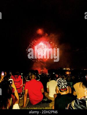 WASHINGTON, DC - 4 JUILLET 2017 : les gens regardent l'exposition nocturne pendant le feu d'artifice de l'indépendance au National Mall, au Lincoln Memori Banque D'Images