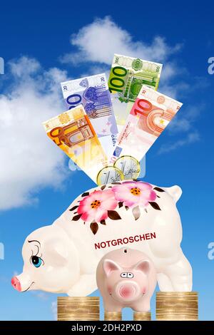 Sparschwein mit der Aufschrift Notgroschen, steht auf Euro Münzen, mit vor, Wolkenhimmel Banknoten Euro Banque D'Images