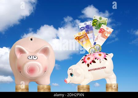 Sparschwein mit der Aufschrift Notgroschen, steht auf Euro Münzen, mit vor, Wolkenhimmel Banknoten Euro Banque D'Images