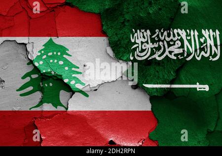 Drapeaux du Liban et de l'Arabie Saoudite peints sur un mur fissuré Banque D'Images