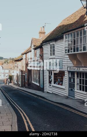 Seigle, Royaume-Uni - 10 octobre 2020 : magasins et restaurants fermés dans une rue vide de Rye, l'une des villes médiévales les mieux préservées de East Sussex, Angleterre. Banque D'Images