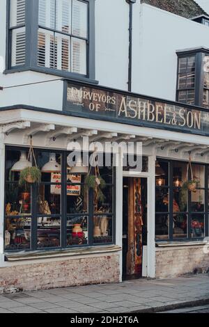 Seigle, Royaume-Uni - 10 octobre 2020 : extérieur de la boutique de décoration Ashbee and Co sur High Street à Rye, l'une des villes médiévales les mieux préservées de East Sussex, en Banque D'Images