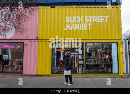 Buck Street Market dans la ville de Camden. Un marché d'achat construit à l'aide de conteneurs d'expédition. Banque D'Images