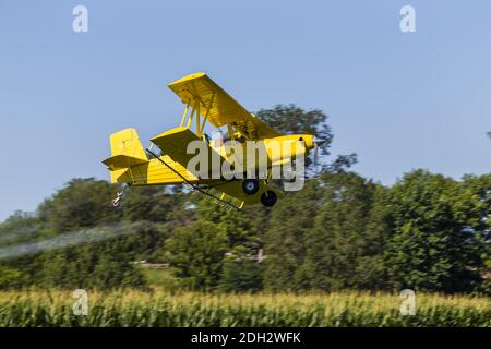 Pulvérisation de plumeau de récolte jaune Pestisides sur les récoltes Banque D'Images