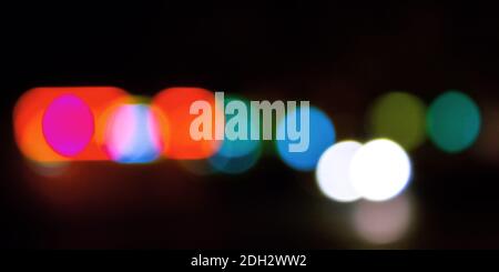 arrière-plan abstrait des lumières de rue. image focalisée avec effet bokeh Banque D'Images