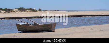 Plage de Barra de Valizas à côté du parc naturel de Cabo Polonio En Uruguay Banque D'Images