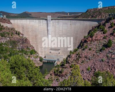 Barrage de gorge flamboyante de la vue en dessous du barrage, John néerlandais, Utah. Banque D'Images