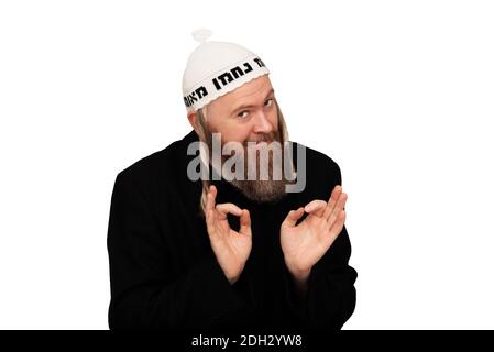 Studio portrait d'un juif orthodoxe barbu. Joyeux sourire charismatique juif avec des bandes de touche en yarmulke blanc isolé sur fond blanc Banque D'Images