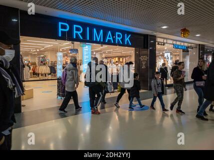 L'entrée d'une branche de Primark. Une chaîne de mode rapide populaire vendant des vêtements abordables. Banque D'Images