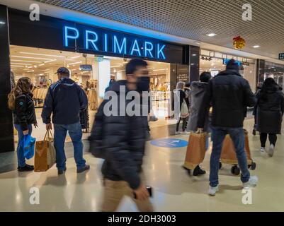 L'entrée d'une branche de Primark. Une chaîne de mode rapide populaire vendant des vêtements abordables. Banque D'Images